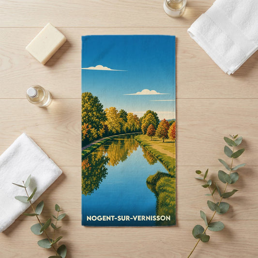 Serviette de bain souvenir de Nogent-sur-Vernisson illustrée d'un paysage de canal en automne.