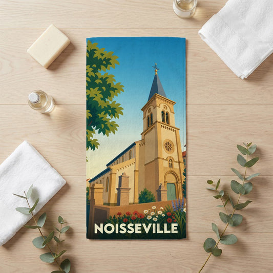 Serviette de bain souvenir de la ville de Noisseville avec une illustration stylisée de son église.