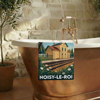 Serviette de bain souvenir de la ville de Noisy-le-Roi avec une illustration stylisée d'une gare.