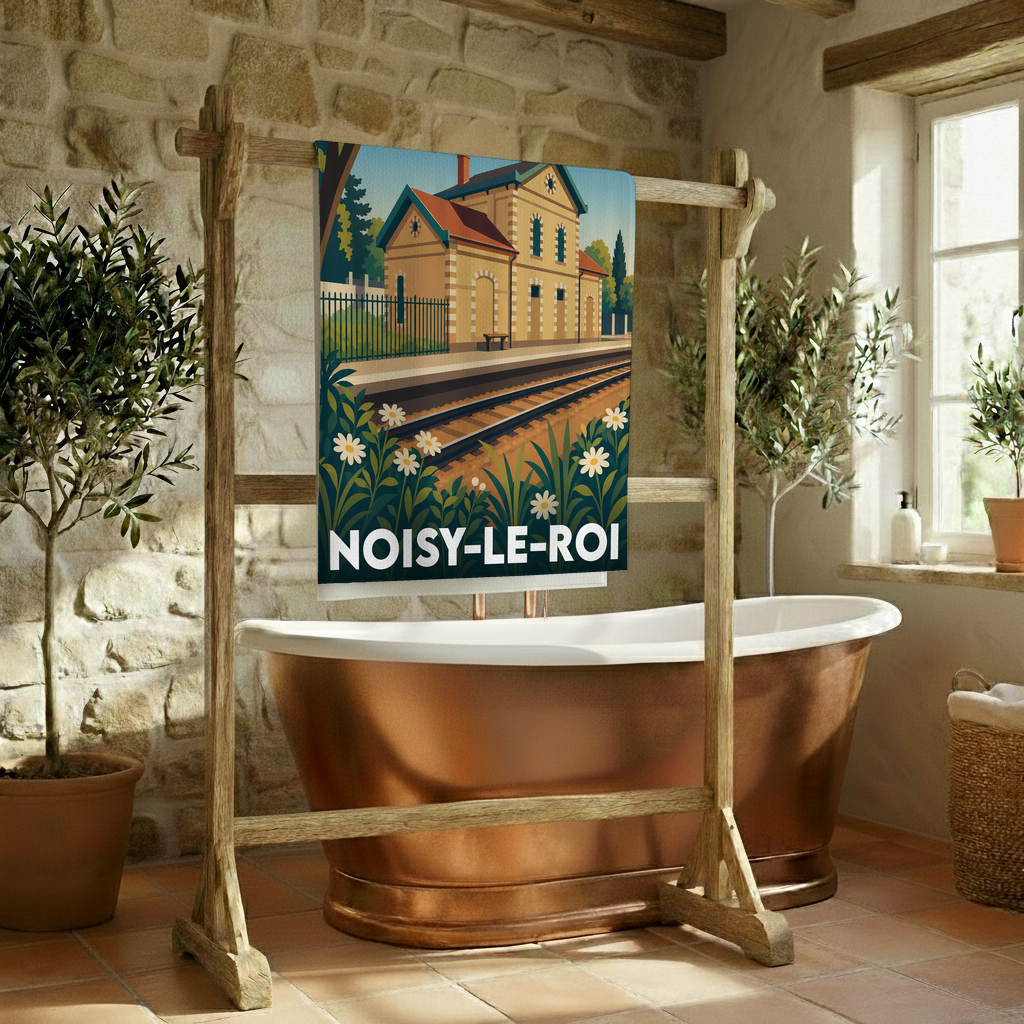 Serviette de bain souvenir de la ville de Noisy-le-Roi illustrant une gare de style rétro.