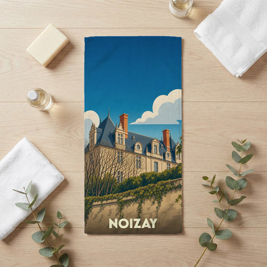 Serviette de bain souvenir de la ville de Noizay avec une illustration stylisée d'un château.