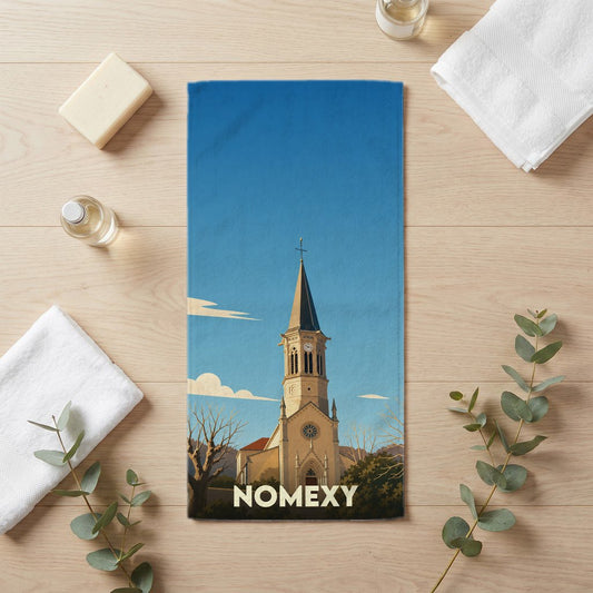 Serviette de bain souvenir de la ville de Nomexy avec une illustration stylisée de son église.