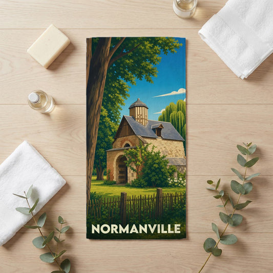 Serviette de bain souvenir de la ville de Normanville ornée d'une illustration stylisée d'un bâtiment historique.