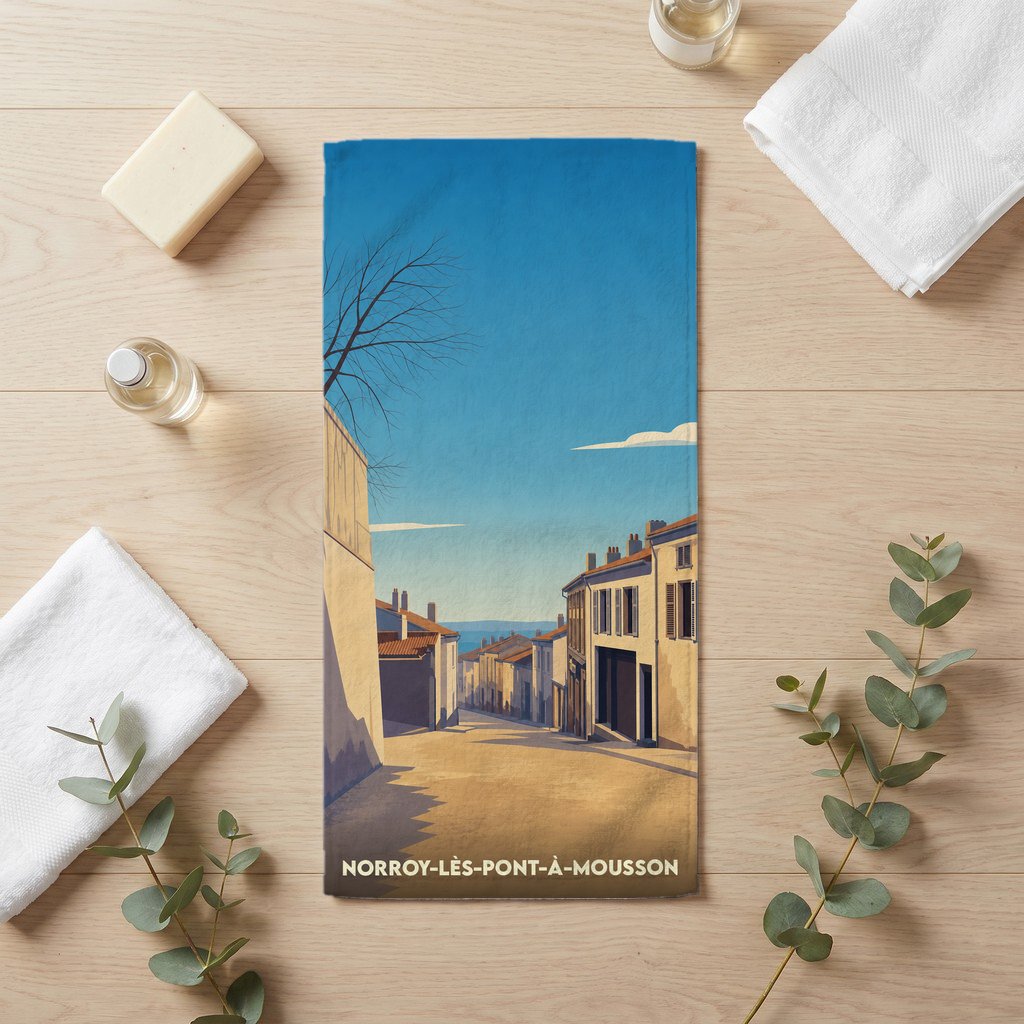 Serviette de bain souvenir de la ville de Norroy-lès-Pont-à-Mousson avec une illustration stylisée d'une rue ensoleillée.