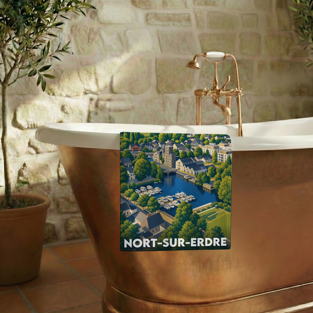 Serviette de bain souvenir de la ville de Nort-sur-Erdre avec une illustration stylisée.