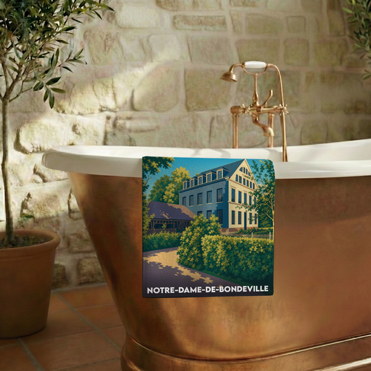 Serviette de bain souvenir de la ville de Notre-Dame-de-Bondeville avec une illustration stylisée d'une bâtisse historique.