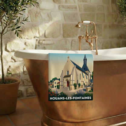 Serviette de bain souvenir de la ville de Nouans-les-Fontaines avec une illustration stylisée.