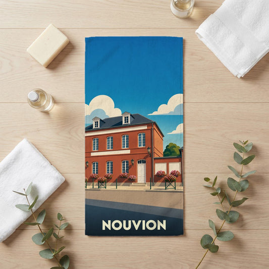 Serviette de bain souvenir de la ville de Nouvion avec une illustration stylisée d'un bâtiment typique.