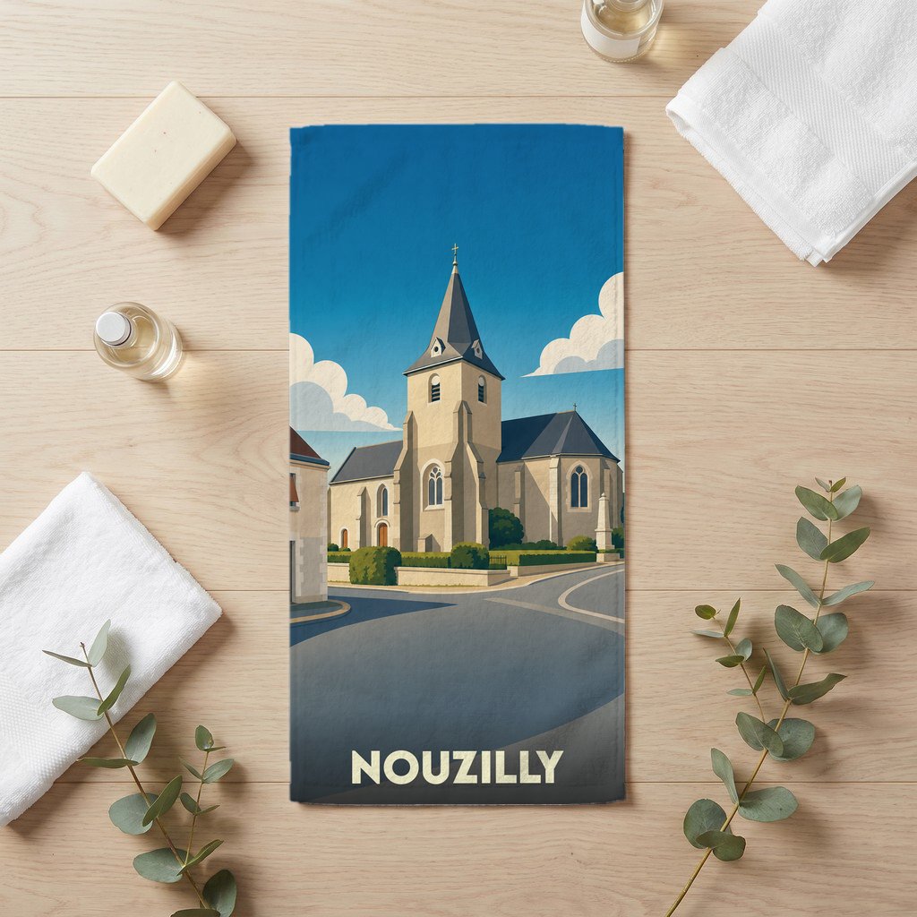 Serviette de bain souvenir de la ville de Nouzilly illustrée d'un dessin stylisé de son église.