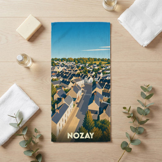 Serviette de bain souvenir de la ville de Nozay illustrée d'une vue aérienne stylisée du centre-bourg.