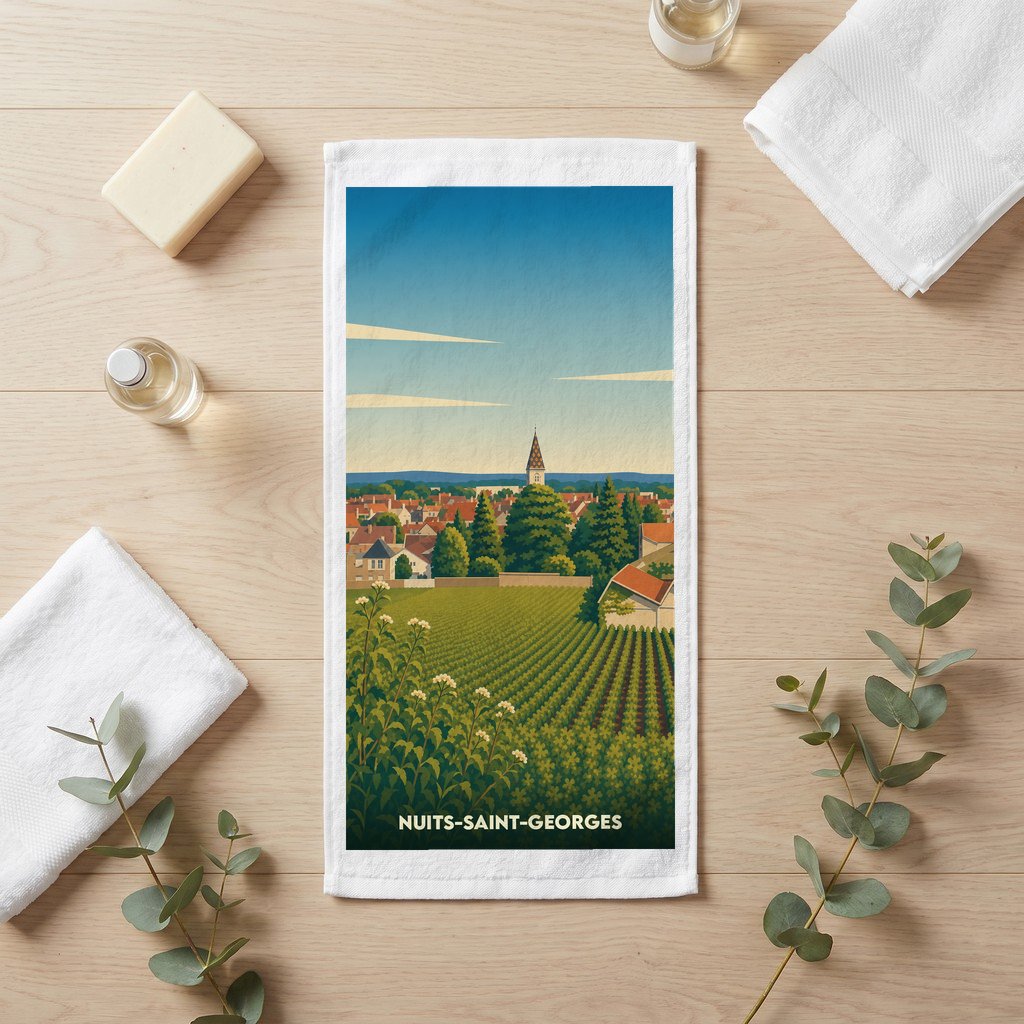 Serviette de bain souvenir de Nuits-Saint-Georges illustrée d'un paysage de vignobles et de la ville.