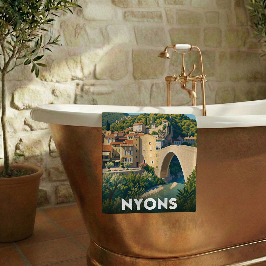 Serviette de bain souvenir de la ville de Nyons avec une illustration stylisée.