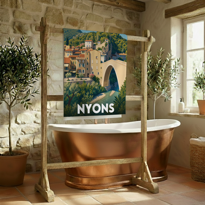Serviette de bain souvenir de la ville de Nyons avec une illustration stylisée.