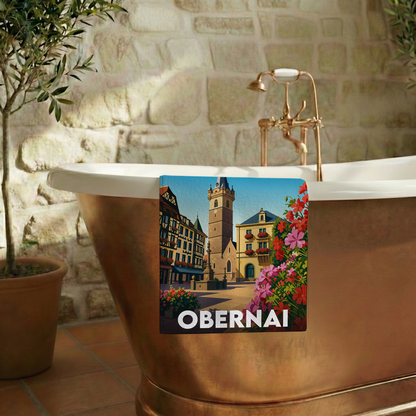 Serviette de bain souvenir de la ville d'Obernai avec une illustration stylisée de son architecture alsacienne.