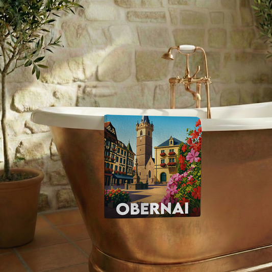 Serviette de bain souvenir de la ville d'Obernai avec une illustration stylisée de son architecture alsacienne.