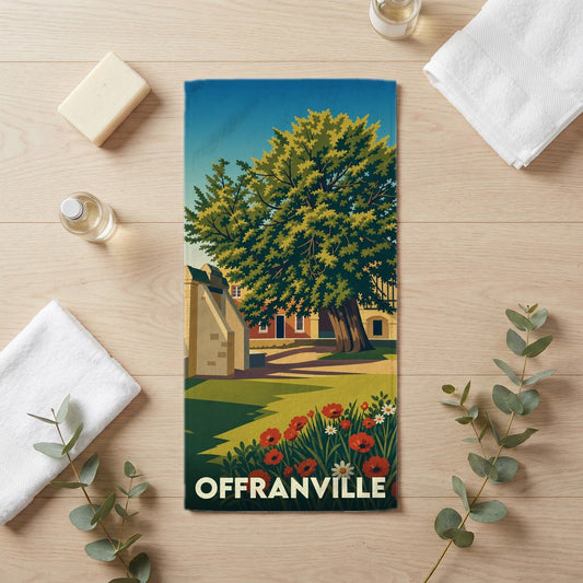 Serviette de bain souvenir de la ville d'Offranville avec une illustration stylisée d'un grand arbre et d'un bâtiment ancien.