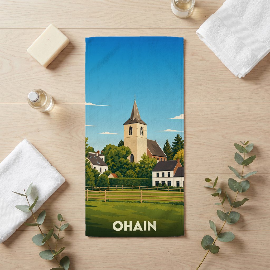 Serviette de bain souvenir de la ville d'Ohain illustrée d'un paysage de village pittoresque avec son église.