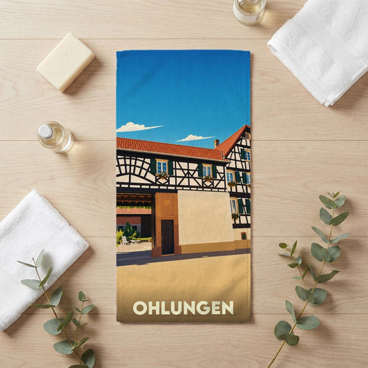 Serviette de bain souvenir de la ville de Ohlungen avec une illustration stylisée de maisons à colombages.