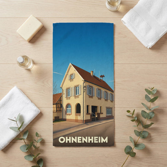Serviette de bain souvenir de la ville de Ohnenheim avec une illustration stylisée d'un bâtiment traditionnel.