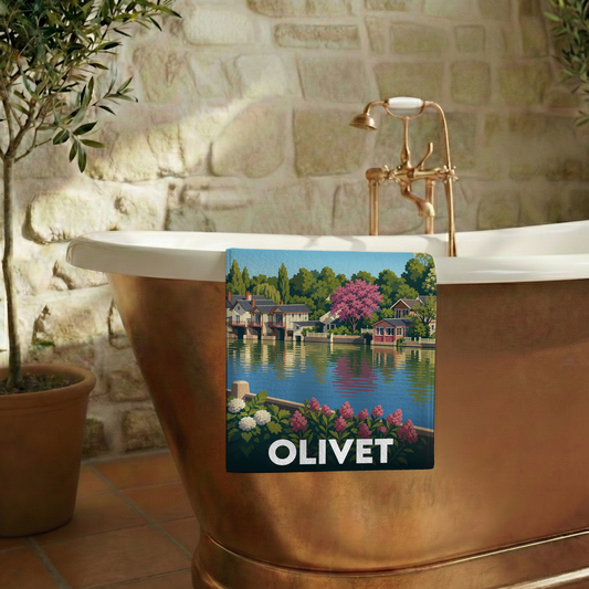 Serviette de bain souvenir de la ville d'Olivet avec une illustration stylisée d'un paysage en bord de rivière.