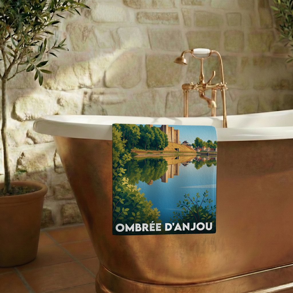 Serviette de bain souvenir de la ville d'Ombrée d'Anjou avec une illustration stylisée.