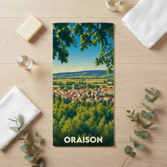 Serviette de bain souvenir de la ville d'Oraison avec une illustration stylisée de son paysage provençal.