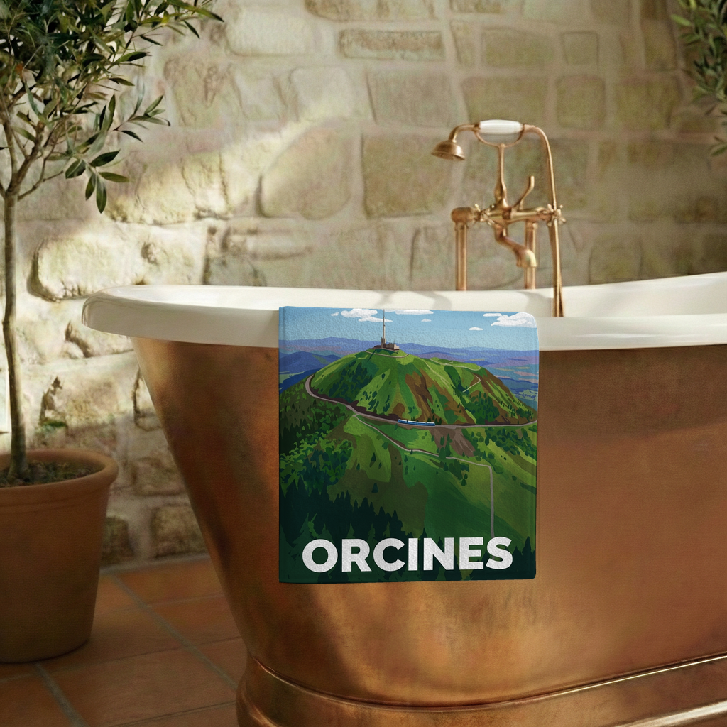 Serviette de bain souvenir de la ville d'Orcines avec une illustration stylisée.