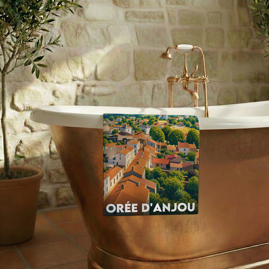 Serviette de bain souvenir de la ville d'Orée d'Anjou avec une illustration stylisée.