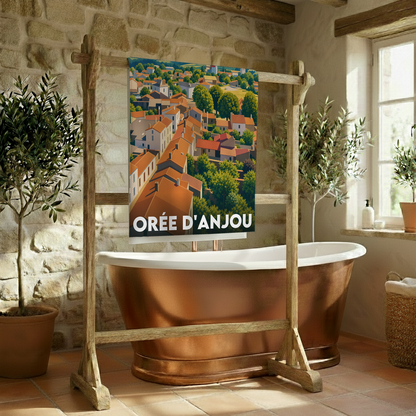 Serviette de bain souvenir de la ville d'Orée d'Anjou illustrée par une vue aérienne stylisée.