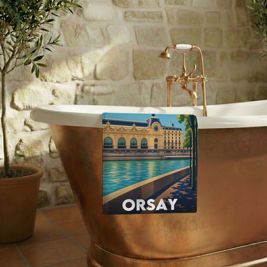 Serviette de bain souvenir de la ville de Orsay avec une illustration stylisée du Musée d'Orsay au bord de l'eau.