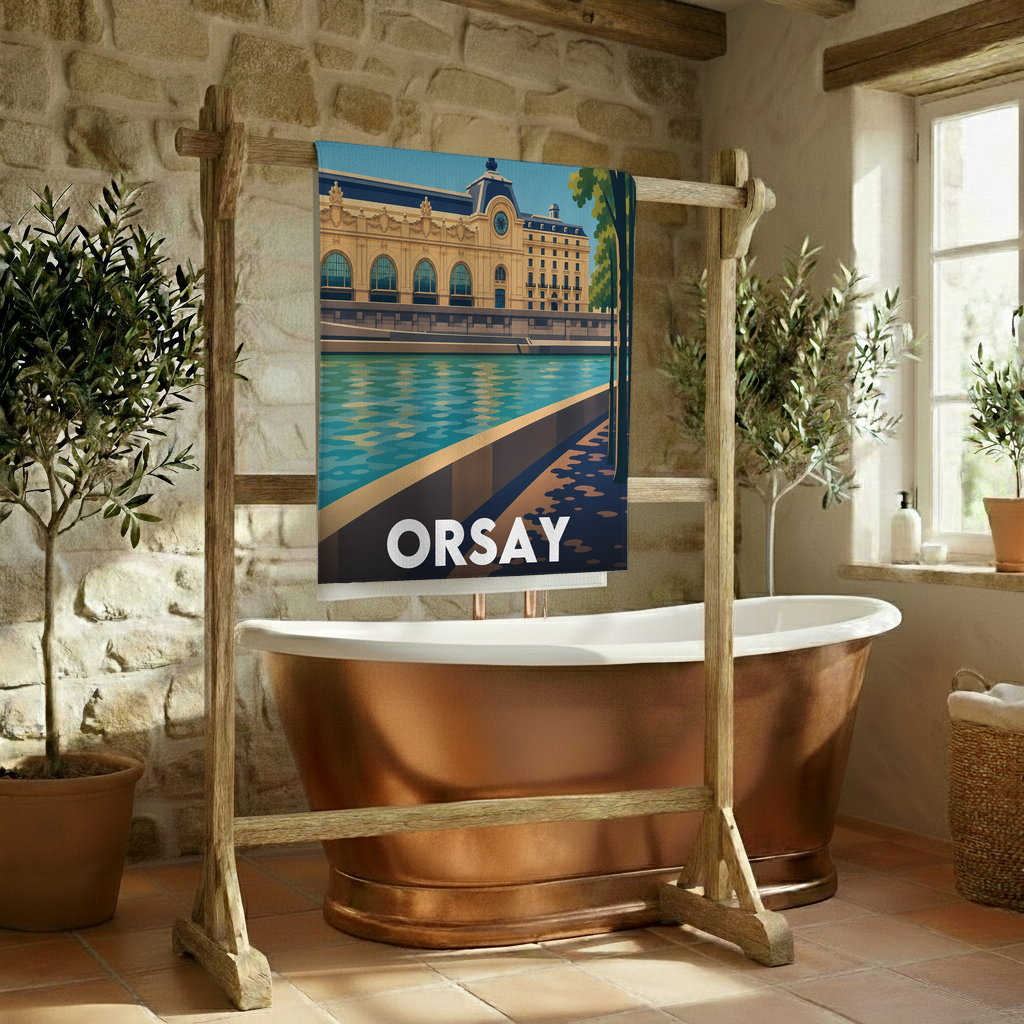 Serviette de bain souvenir de la ville de Orsay ornée d'une illustration stylisée du Musée d'Orsay.