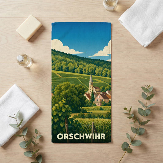 Serviette de bain souvenir de la ville de Orschwihr avec une illustration stylisée de paysages alsaciens.