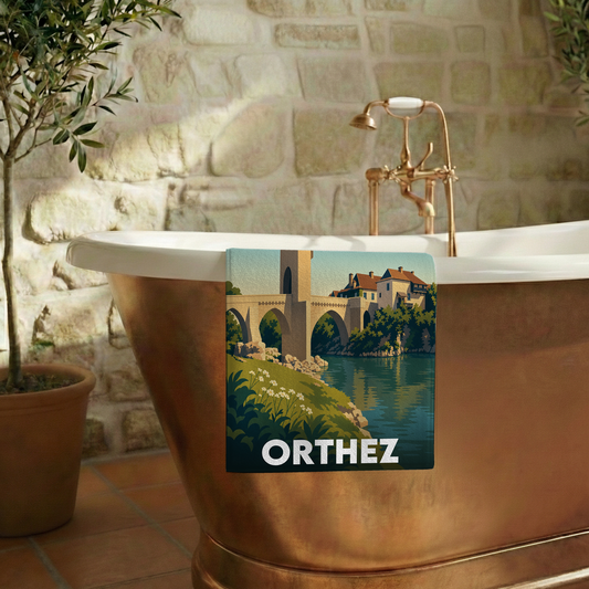 Serviette de bain souvenir de la ville d'Orthez avec une illustration stylisée du Pont Vieux.