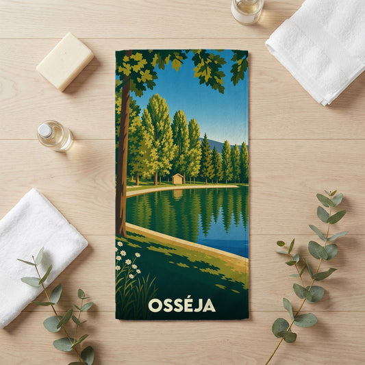 Serviette de bain souvenir de la ville d'Osséja avec une illustration stylisée d'un lac bordé d'arbres.