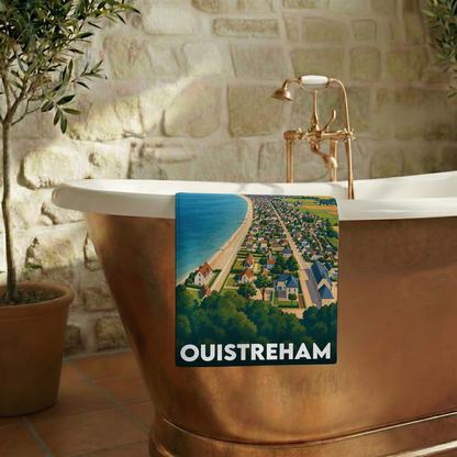 Serviette de bain souvenir de la ville de Ouistreham avec une illustration stylisée du bord de mer.