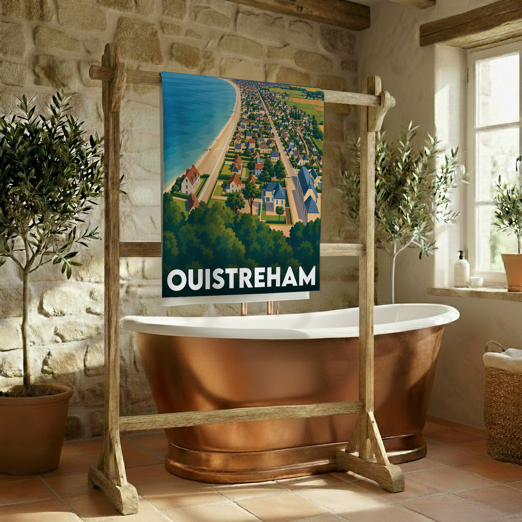Serviette de bain souvenir de la ville de Ouistreham illustrée d'une vue aérienne stylisée du littoral.