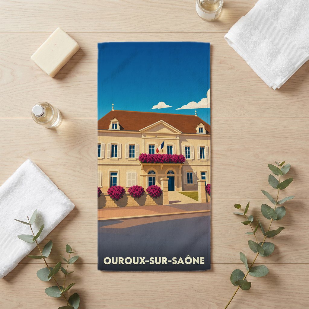 Serviette de bain souvenir de la ville d’Ouroux-sur-Saône avec une illustration stylisée d'un bâtiment historique fleuri.