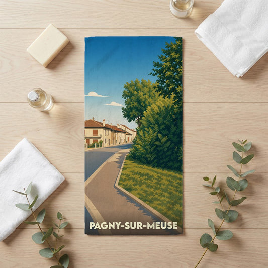 Serviette de bain souvenir de Pagny-sur-Meuse avec une illustration stylisée d'une rue ensoleillée.
