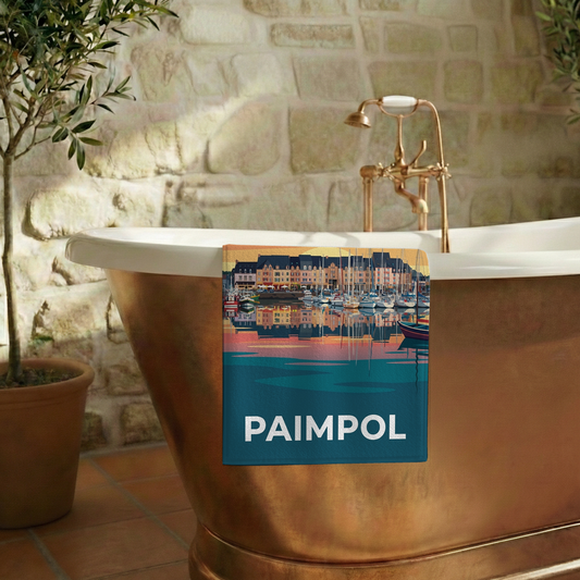 Serviette de bain souvenir de la ville de Paimpol avec une illustration stylisée de son port.