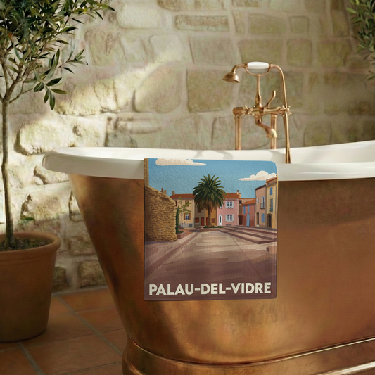 Serviette de bain souvenir de la ville de Palau-del-Vidre avec une illustration stylisée.