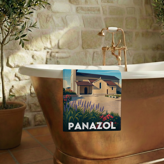 Serviette de bain souvenir de la ville de Panazol avec une illustration stylisée.