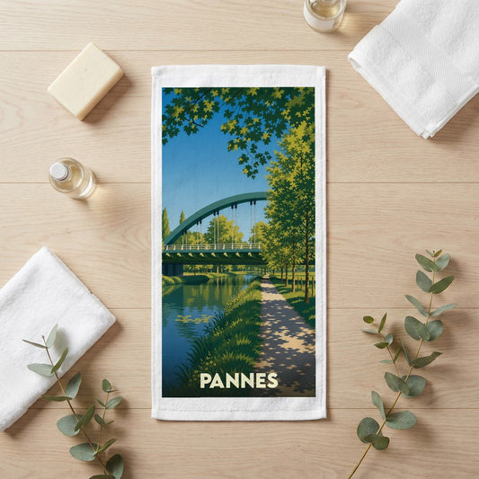 Serviette de bain souvenir de la ville de Pannes illustrée d'un pont au-dessus d'un canal.