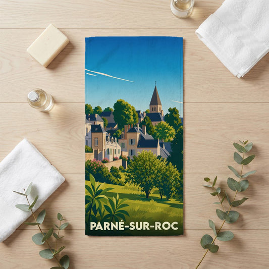 Serviette de bain souvenir de Parné-sur-Roc illustrée d'un paysage de village stylisé.