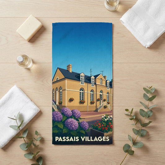Serviette de bain souvenir de la ville de Passais Villages avec une illustration stylisée.
