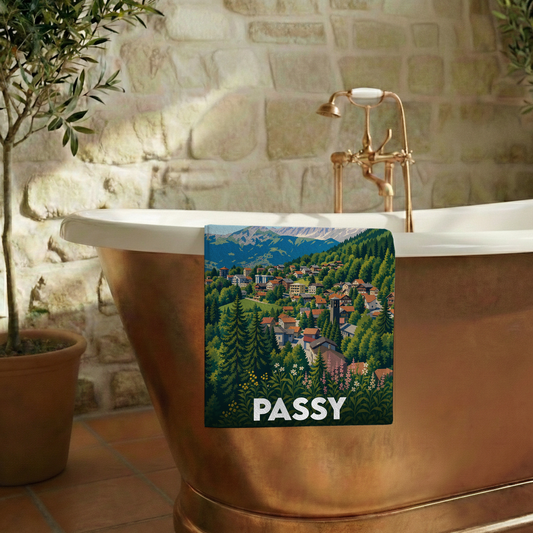 Serviette de bain souvenir de la ville de Passy avec une illustration stylisée d'un paysage montagneux.