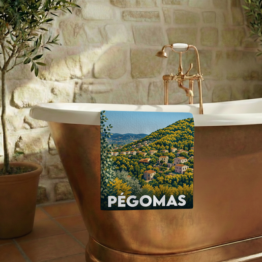 Serviette de bain souvenir de la ville de Pégomas avec une illustration stylisée de son paysage vallonné.