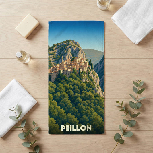 Serviette de bain souvenir de la ville de Peillon avec une illustration stylisée d'un village perché.