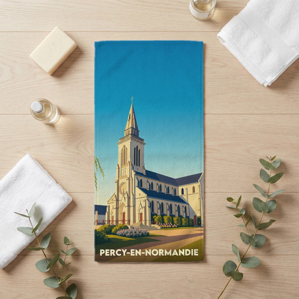 Serviette de bain souvenir de la ville de Percy-en-Normandie avec une illustration stylisée de son église.
