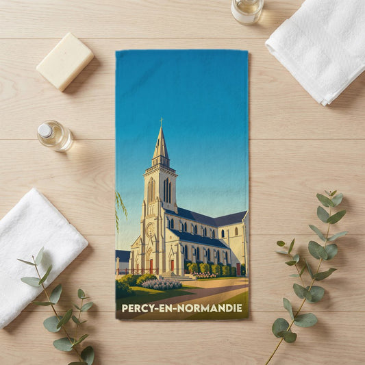 Serviette de bain souvenir de la ville de Percy-en-Normandie avec une illustration stylisée de son église.