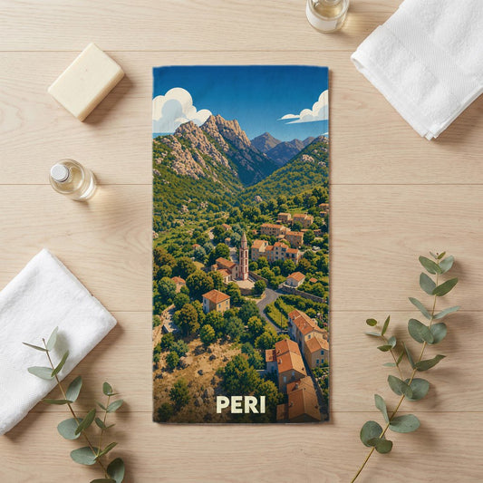 Serviette de bain souvenir de la ville de Peri illustrée d'un paysage de montagne et de village stylisé.